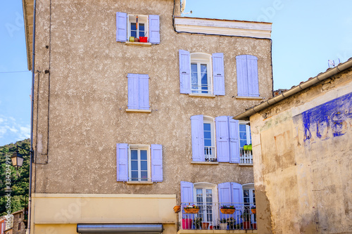 Façade d'une maison en Provence, fenêtre avec des volets de couleur de lavande.t. photo