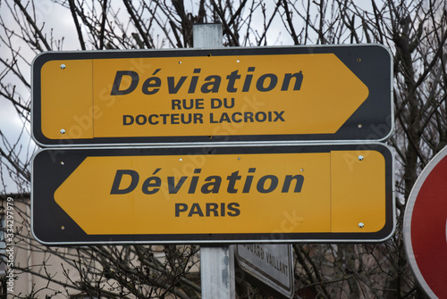 Panneaux provisoires signalant des déviations pour travaux. photo