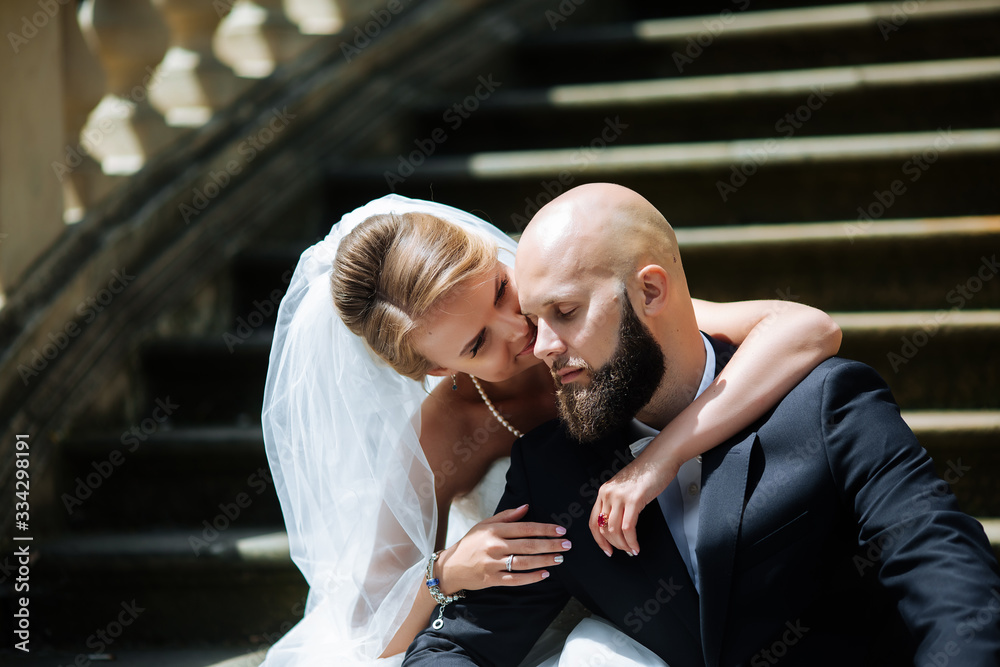 Obraz premium lovely wedding couple walking on their wedding day