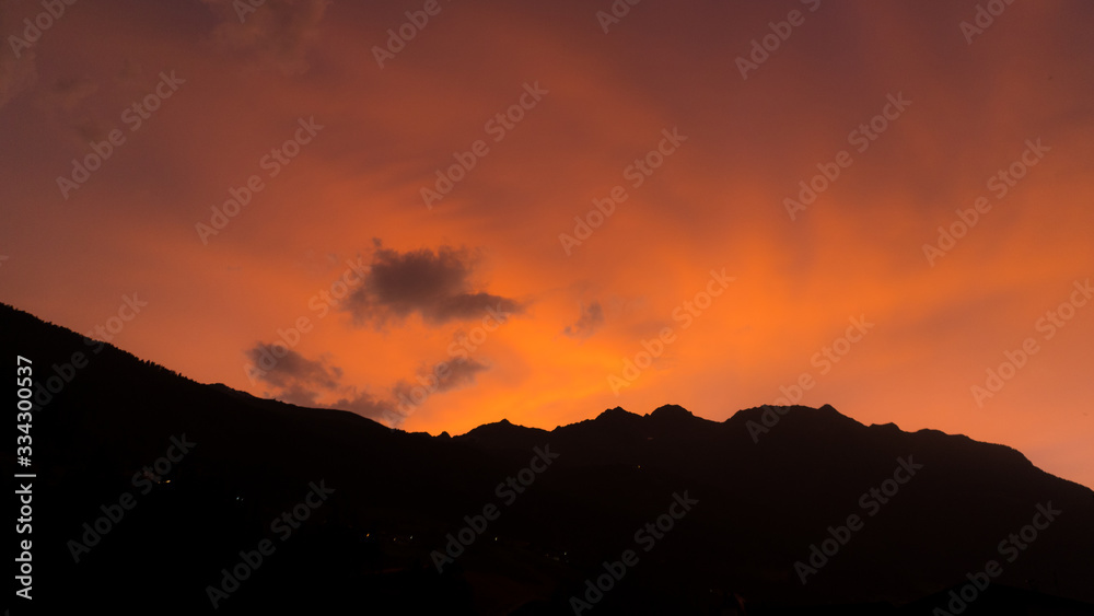 Sonnenuntergang in den Bergen Sonnenuntergang in den Bergen