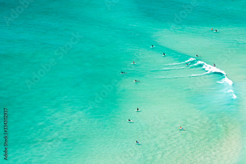 Stampa su tela Surfers in crystal clear water, Byron Bay Australia