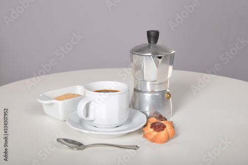 tradycyjny włoski ekspres do kawy filiżanka biała z kawą i ciasteczka