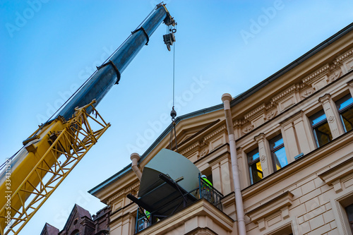 Descent of large objects fr...
