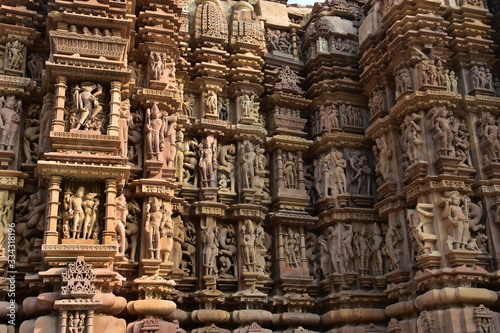 インドのカジュラーホー 世界遺産のカジュラーホー寺院 ヒンドゥー教の物語を表した繊細な彫刻 エロチックな天女像や男女交合像