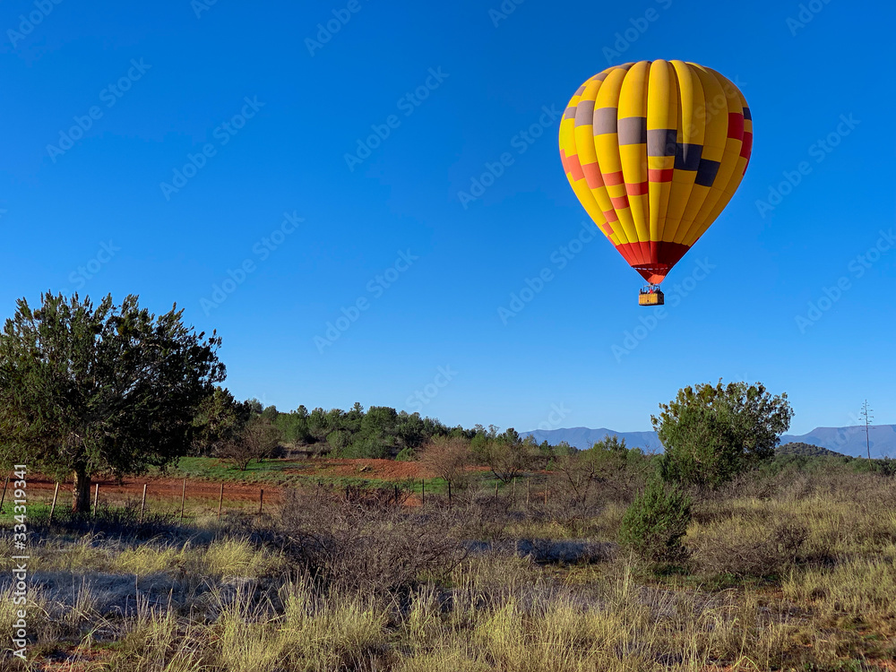 Naklejka premium Hot Air Balloon in Sedona