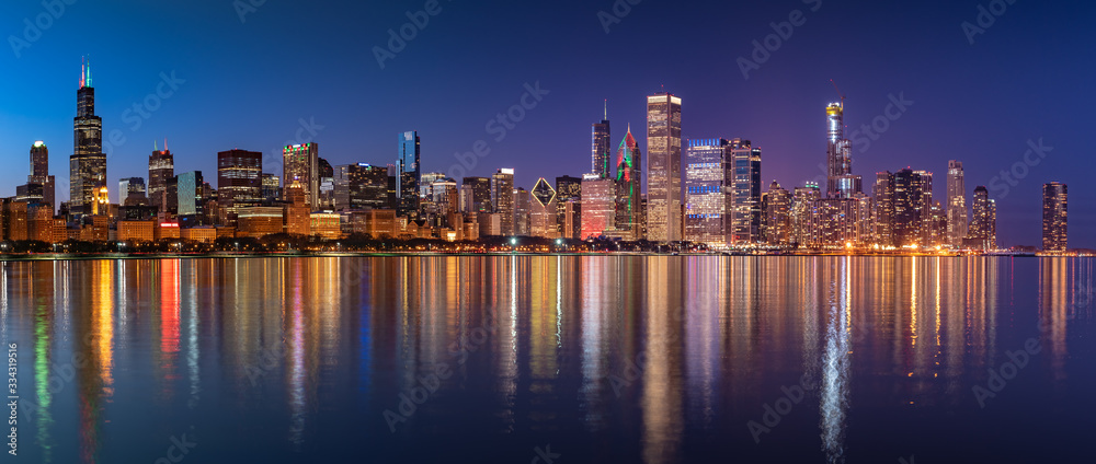 Fototapeta premium Chicago Skyline Cityscape at night with lake in front and blue sky with cloud, Chicago, United state.