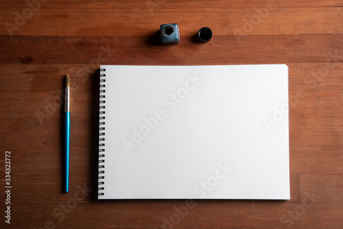 Cuaderno y pincel con tinta china