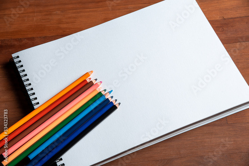 Material de arte colores sobre libreta