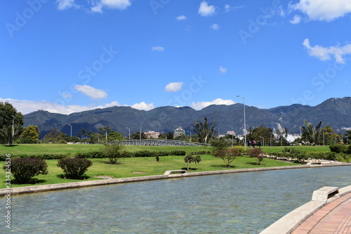 Paisaje de cuidad con agua 