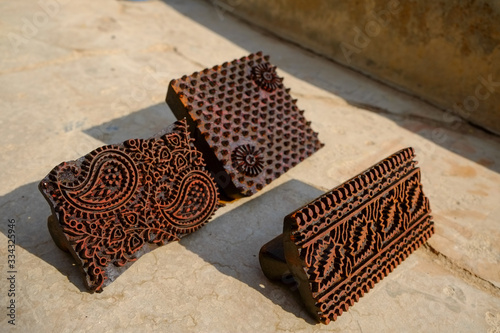 ブロックプリントで有名なインドのバルメル（barmer）にあるファクトリー。 手彫りの木版を使って布にインクを押し付けていくインドの伝統工芸
