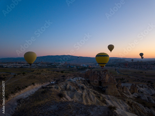 Balon na gorące powietrze lecący nad Kapadocją, Turcja