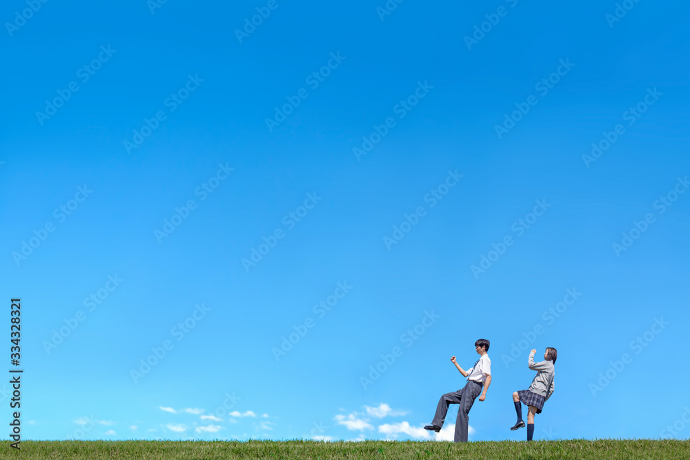 青空背景で男女2人が並んで歩く様子。進学,入学,進路イメージ