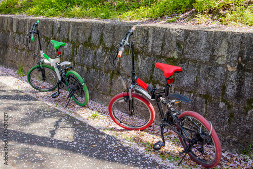 観光地で道の片隅に停められたかわいいペアの自転車 photo