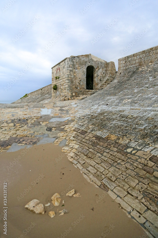 Fototapeta premium cabane en pierre, plage, douane