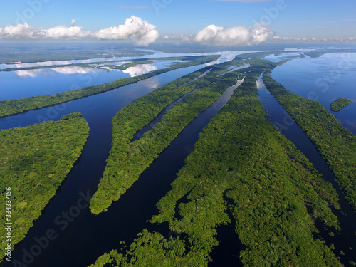 Vista de drone de ilhas do Rio Negro, parte de um conjunto de 400 ilhas fluviais - Parque Nacional de Anavilhanas. Novo Airão, Amazonas, Brasil photo