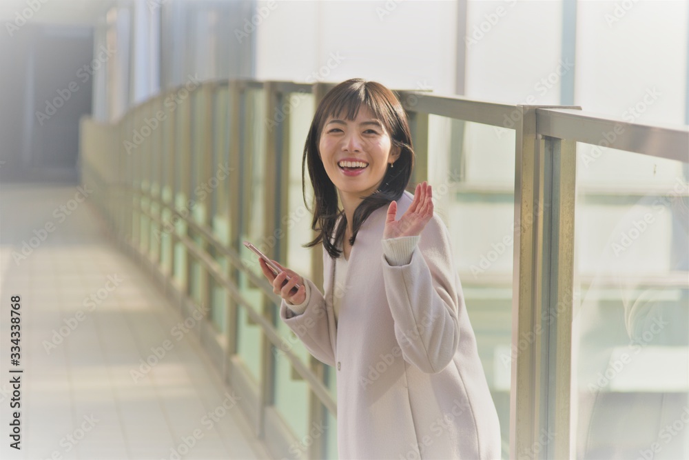 手を振る女性 Stock 写真 | Adobe Stock