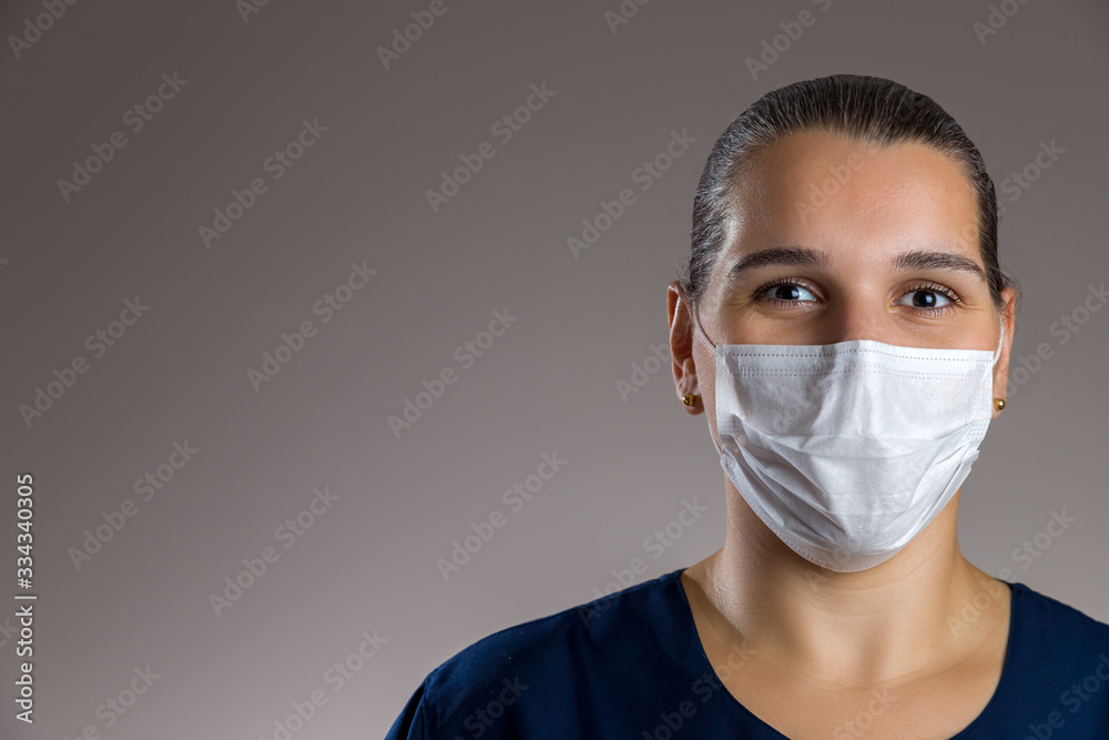 Enfermeira sorrindo usando máscara facial de proteção Enfermeira sorrindo usando máscara facial de proteção