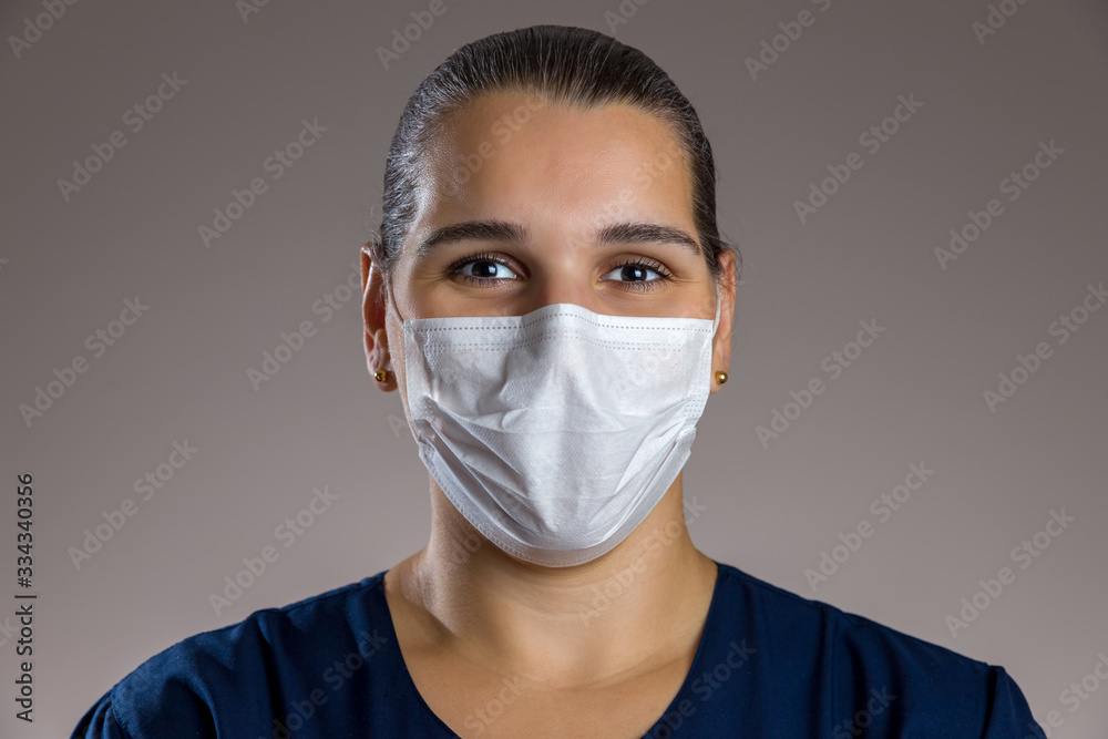 Enfermeira sorrindo usando máscara facial de proteção Enfermeira sorrindo usando máscara facial de proteção