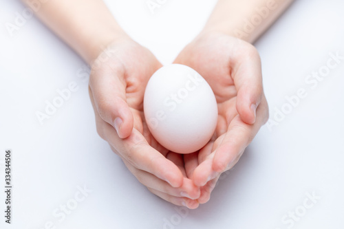 子供の手のひらに乗る卵