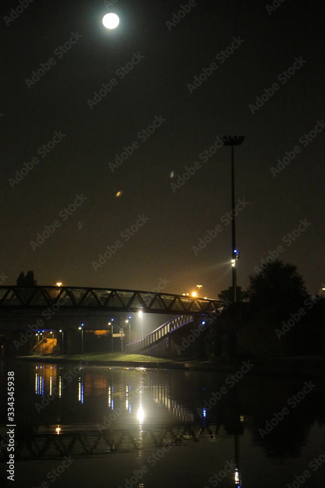 Pont industriel, nuit