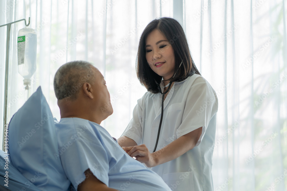 Obraz premium Doctor talking to elderly patient on the bed in hospital.