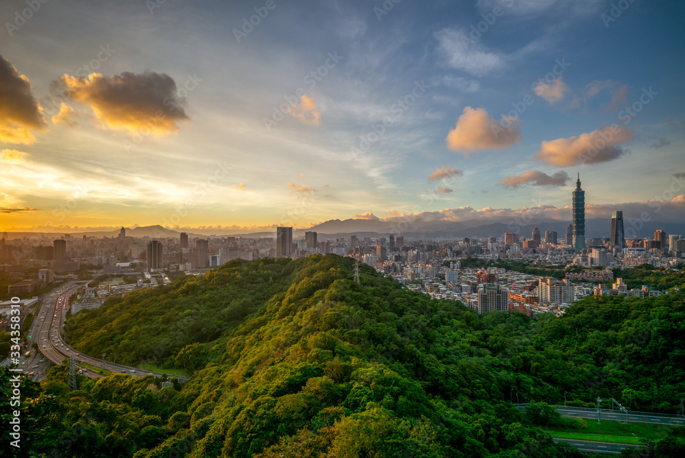 Fototapeta premium panoramic view of taipei city at night