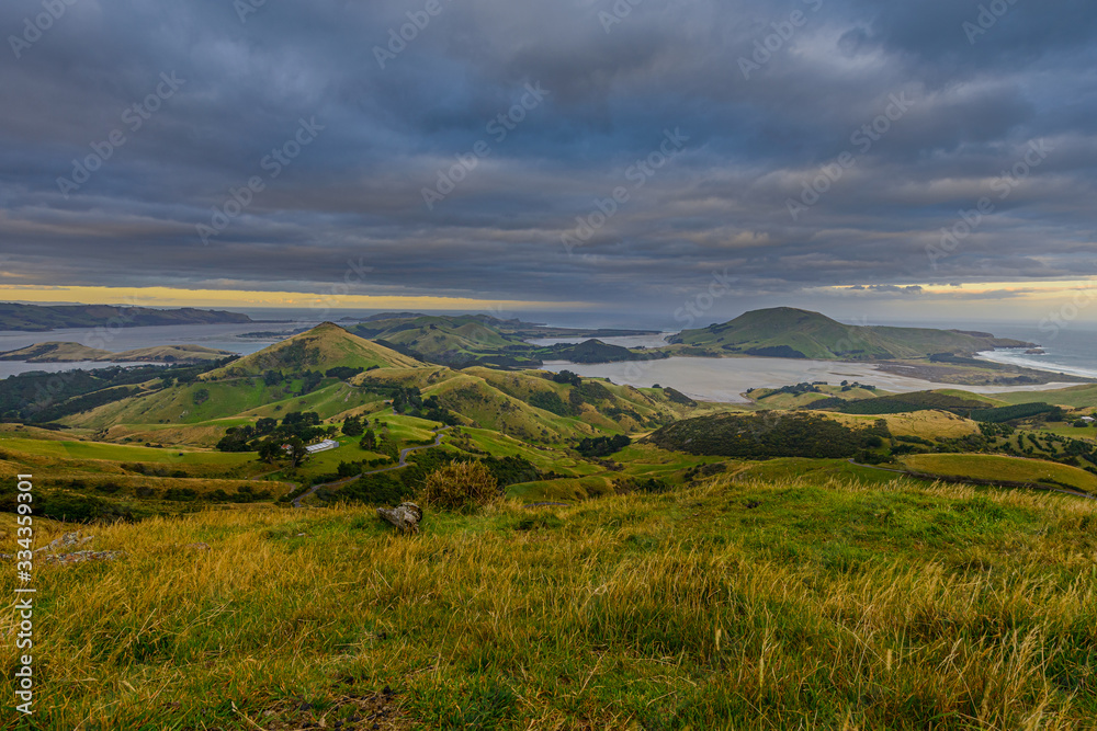 The beautiful landscape of the southern island of New Zealand is a mountain range of lake forests. The beautiful landscape of the southern island of New Zealand is a mountain range of lake forests.