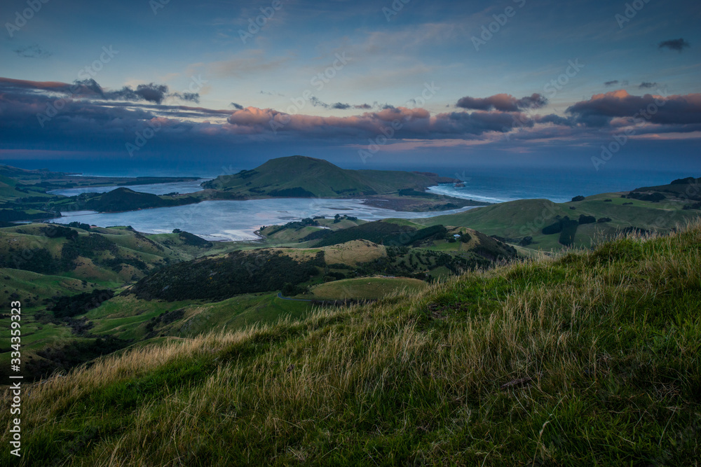 The beautiful landscape of the southern island of New Zealand is a mountain range of lake forests.