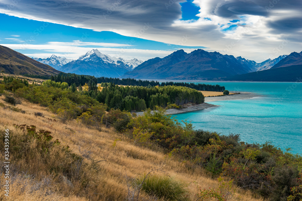 The beautiful landscape of the southern island of New Zealand is a mountain range of lake forests.