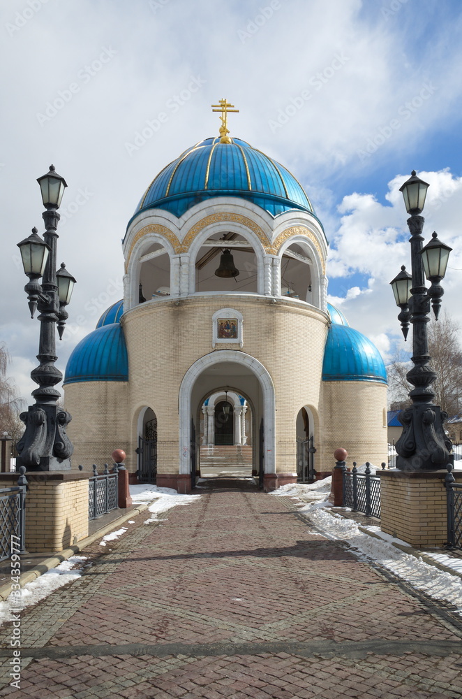 Obraz premium Gate bell tower of the Church of the life-giving Trinity in honor of the Millennium of the Baptism of Russia in Orekhovo-Borisovo. Moscow, Russia