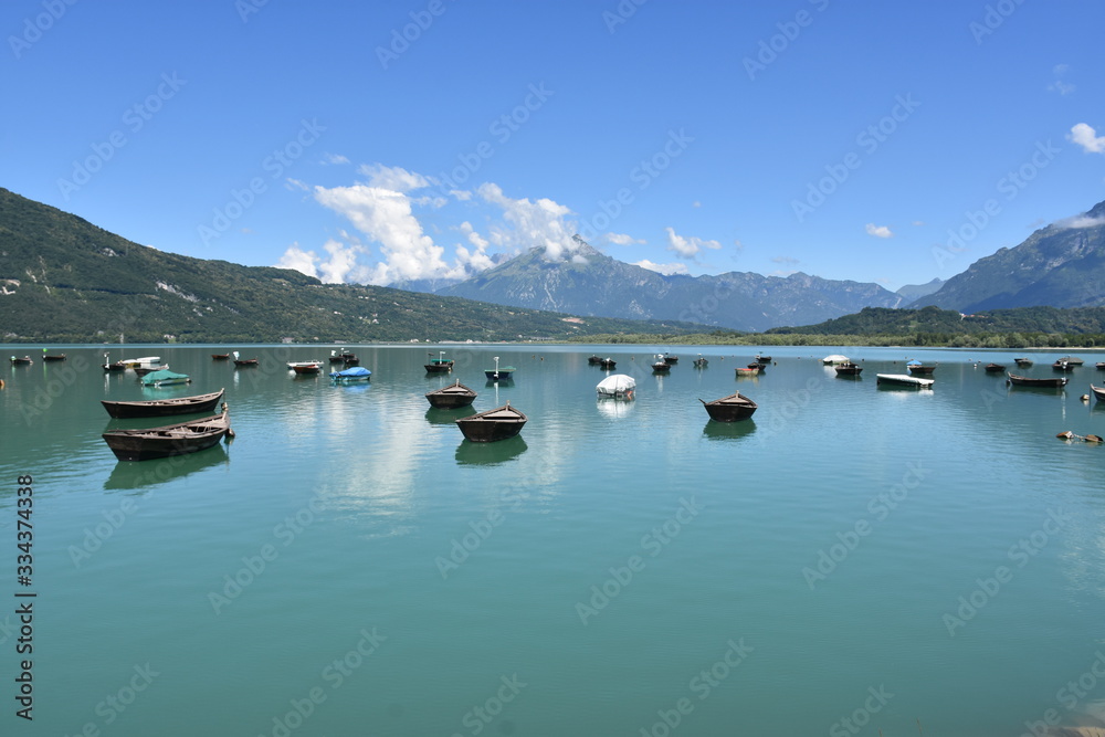 Lago panorama con barche tipiche del veneto