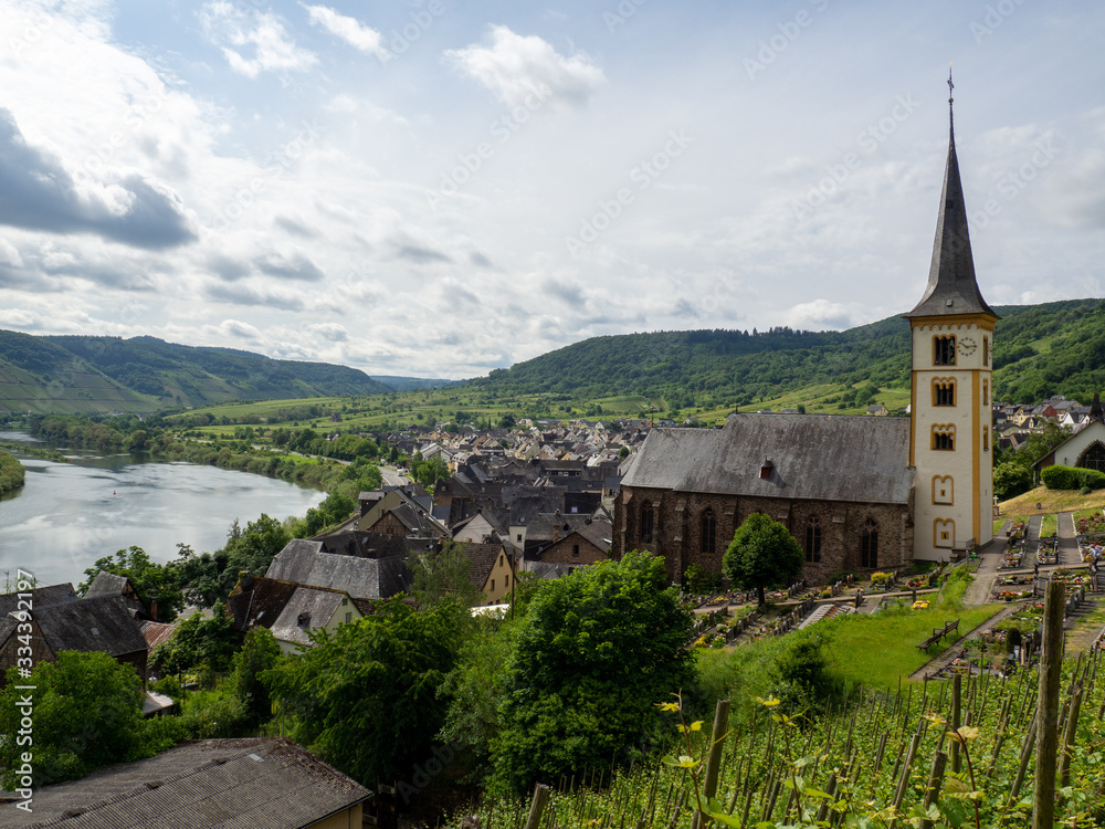 Fototapeta premium Der Calmont Klettersteig an der Mosel