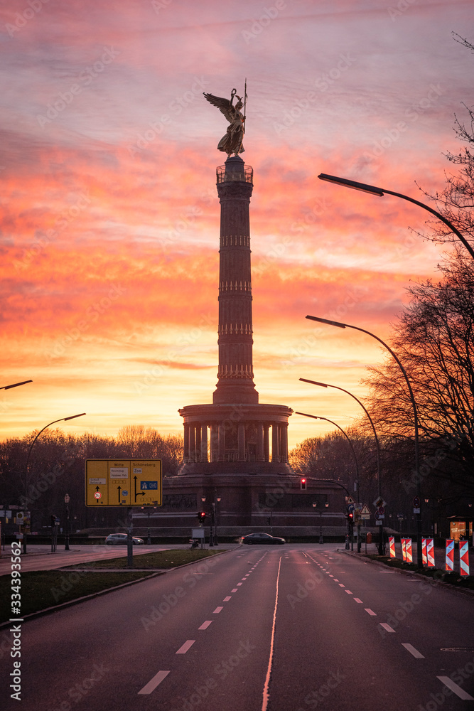 Berlin Center Siegessäule, Statue in golden Morning light 
