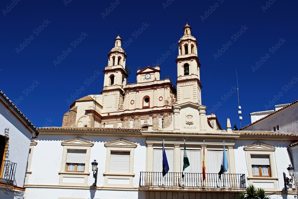 Φωτογραφία View of the town hall with the church to the rear (Parish of Our Lady of the Incarnation), Olvera, Spain
