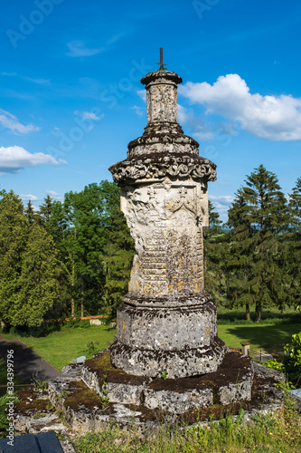 Sehr altes Grab auf einem Friedhof in den Ardennen in Frankreich