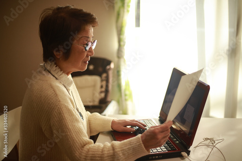 パソコンを使うシニア女性