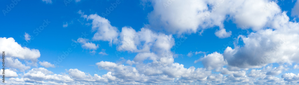 Foto Panoramic fluffy cloud in the blue sky