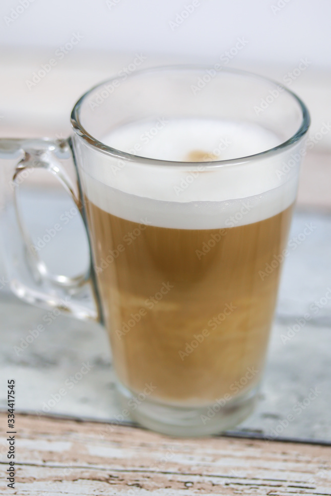 tasse de cappuccino sur un fond en bois tasse de cappuccino sur un fond en bois