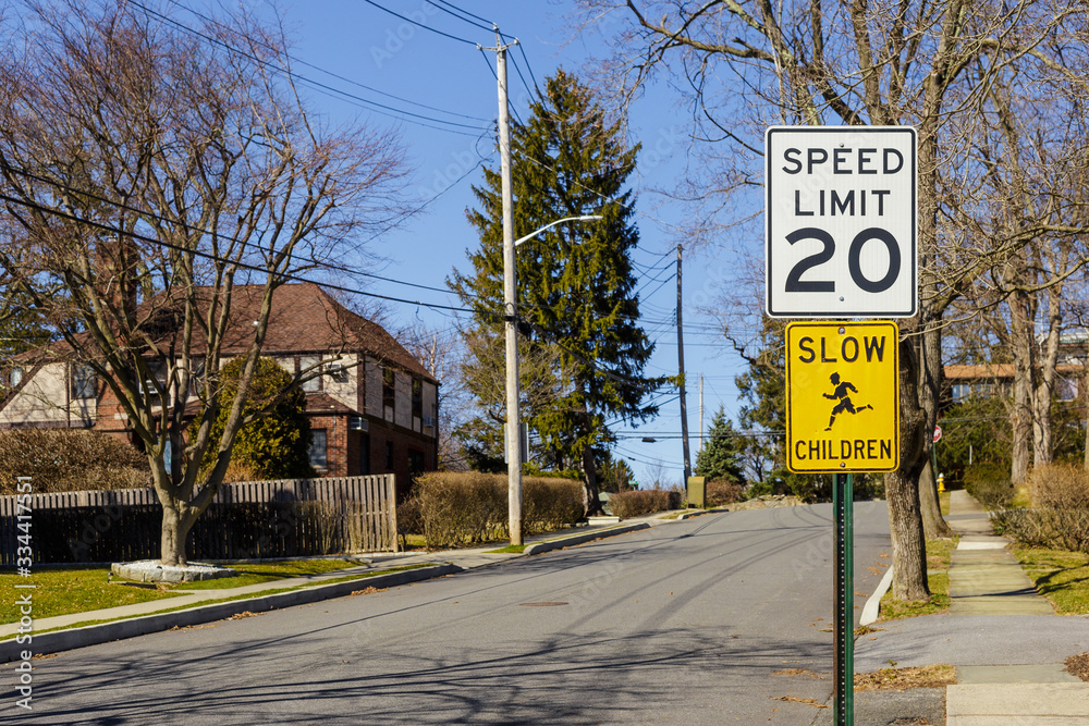 Road sign displaying 20 mph speed limit warning - obrazy, fototapety, plakaty 