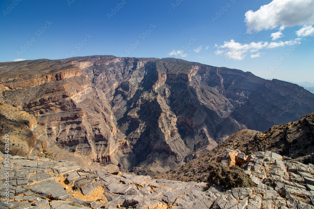 Naklejka premium Beautiful view along the cliff of Jabal Shams near Nizwa in Oman