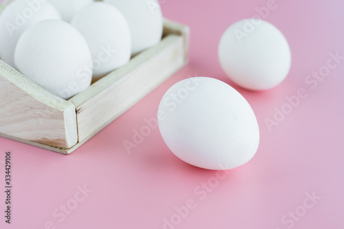 White eggs in the wooden tr...