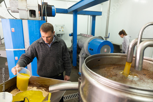 Foto Worker controlling quality of olive oil
