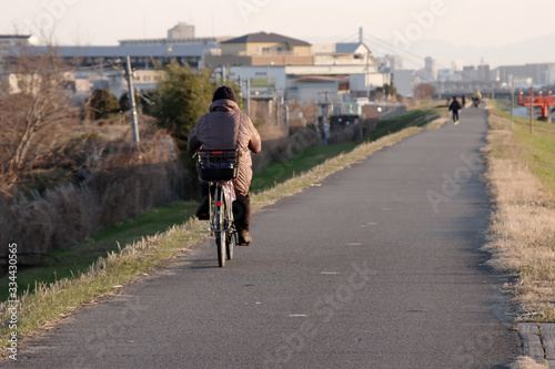 河川堤防土手の道と自転車