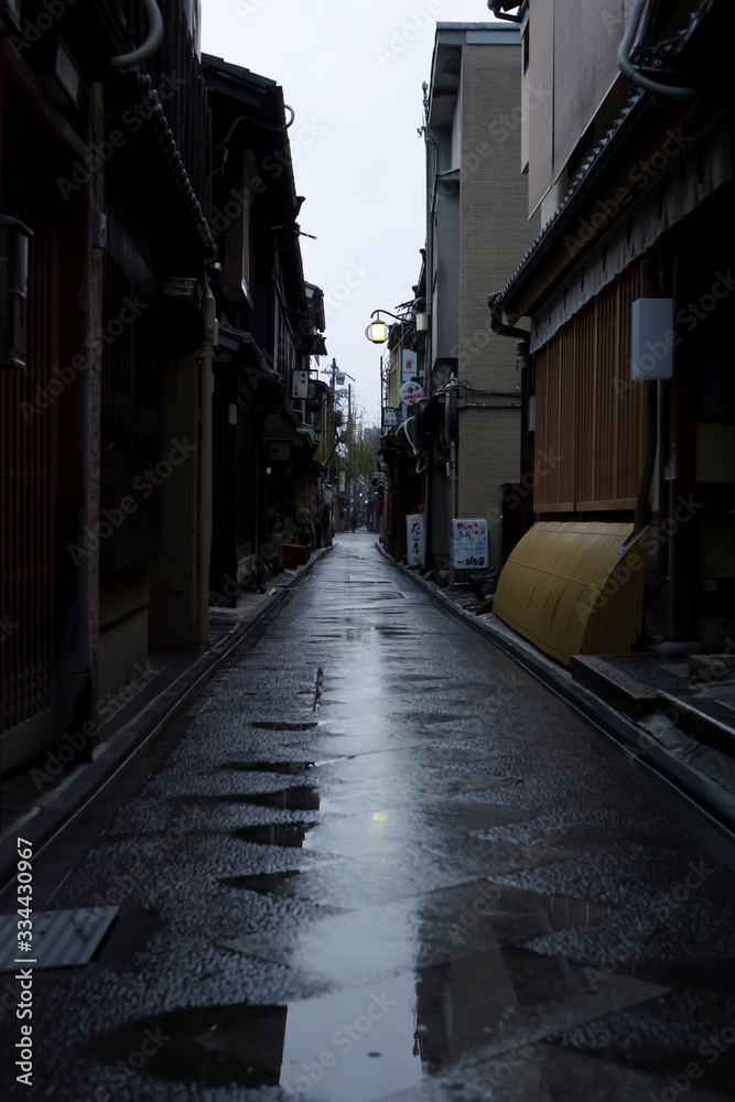 京都先斗町・雨上がりの朝の風景
