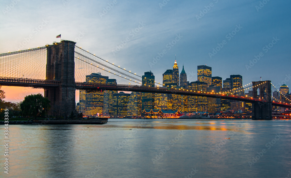 Obraz premium Brooklyn Bridge o zmierzchu z Manhattanem w tle