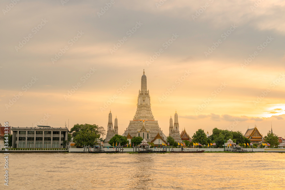 Fototapeta premium Twilight view of Wat Arun Ratchawararam temple. Beautiful sunset at Chao Phraya river, landmark thailand tourist spot, Bangkok, Thailand