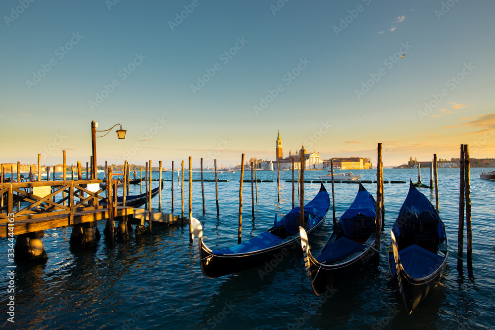 Gondole di fronte alla Piazzetta presso la laguna, dietro l'isola di San Giorgio, Venezia, Italia, Europa