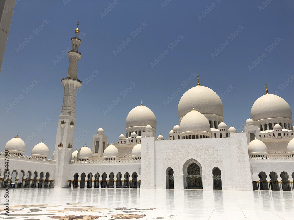 Obraz premium Abu Dhabi_Cheikh Zayed mosque_courtyard