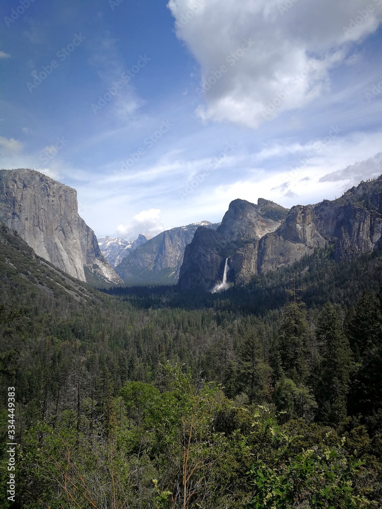 Big waterfallin the mountains of Yosemite National Park