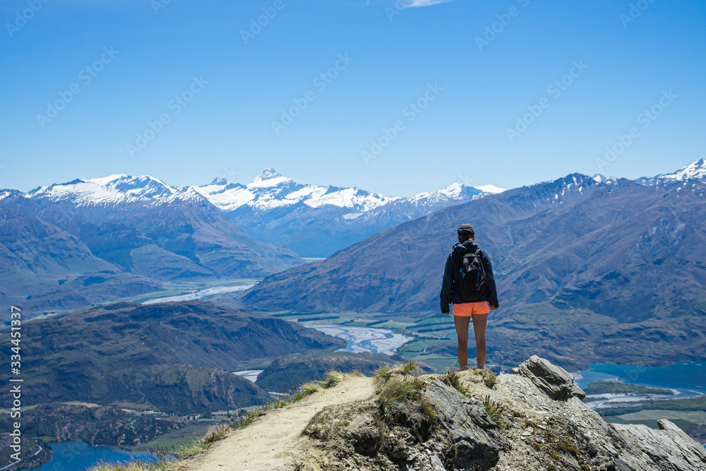 Fototapeta premium Neuseeland - Roys Peak Ausblick mit Frau